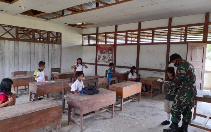Personel Pos Riam Sejawak Satuan Tugas Pengamanan Perbatasan (Satgas Pamtas) Yonif 407/PK menjadi Tenaga Pendidik (Gadik) di SDN 15 Riam Sejawak, Desa Riam Sejawak, Kec. Ketungau Hulu, Kab. Sintang, Kalimantan Barat. Kamis (29/04/2021).
