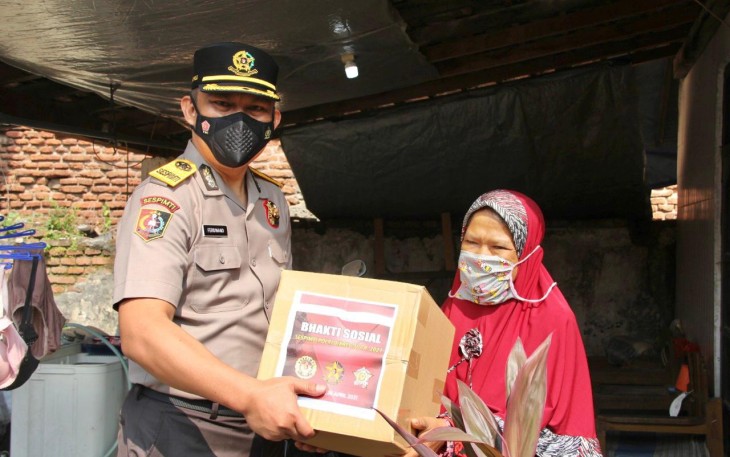 Peserta pendidikan Sekolah Staf Pimpinan (Sespimti) Dikreg 30/2021 beri bantuan sembako pada Warga Kelurahan Bandarharjo Semarang Utara yang membutuhkan dan terdampak covid-19 ,Jumat ( 30/4/2021).