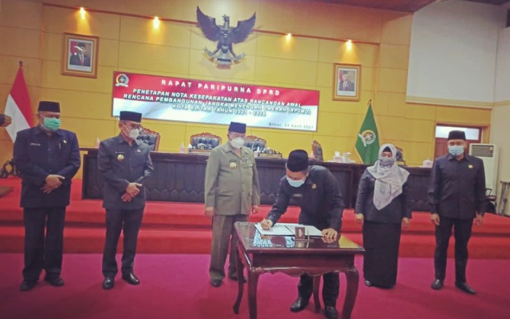 Penandatanganan Nota Kesepakatan Ranwal RPJMD Kota Blitar Tahun 2021-2026 oleh DPRD dan Pemerintah Kota Blitar (foto : Faisal NR / Klikwarta.com Blitar) 