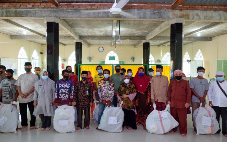  Walikota Rahma Serahkan Alat Tangkap Nelayan dan Pelaku Usaha Kecil