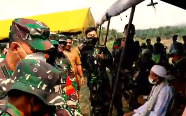 Ini Yang Dilakukan Danrem 022/PT Kepada Kaum Dhuafa Dan Anak Yatim Di Posko TMMD, Kades Ucap Syukur