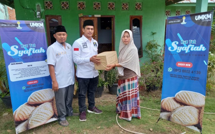 Ketua Umum BPC HIPMI Seluma April Yones SE MAP Memberikan Hadiah Kepada Pemenang Lomba 