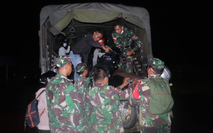 Terdampak Banjir, Pemotor Yang Ingin Melewati Jalan Di Bantu Oleh Personil Kodim 1206/PSB