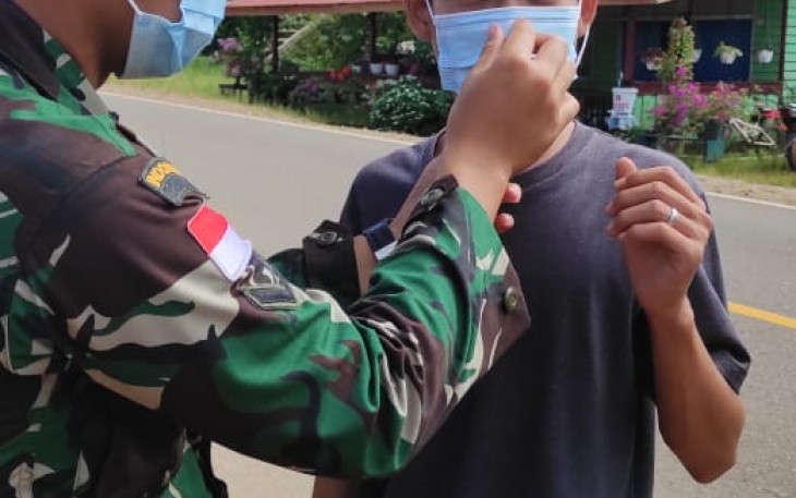 Aksi Babinsa Bagikan Masker Kepada Warga