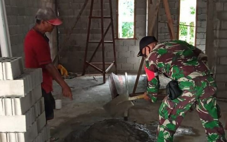 Selalu Ada Bersama Rakyat Babinsa Bantu Renovasi Rumah Warga di Wilayah Binaan 