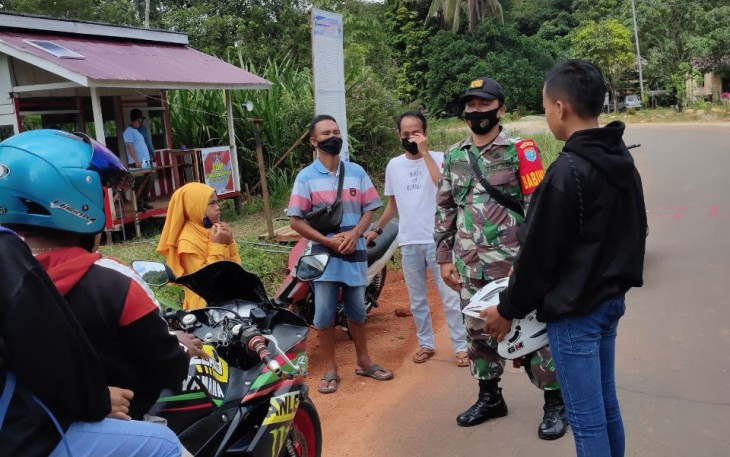 Babinsa Razia Masker Dukung Memutus Penyebaran Covid-19