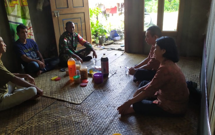Babinsa Anjangsana Ke Rumah Warga Desa Binaannya