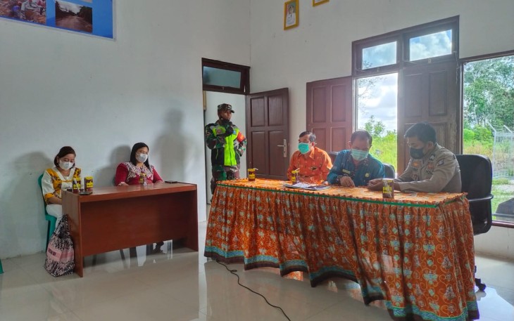 Babinsa Koramil 1016-06/Kurun Amankan Penyaluran Dana Desa