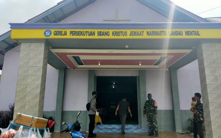 Koramil 1206 - 08/Embaloh Hilir Semprot Disinfektan di Gereja