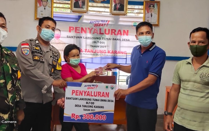 Babinsa Bersama Aparat Desa Bagikan BLT Di Desa Tanjung Karang.