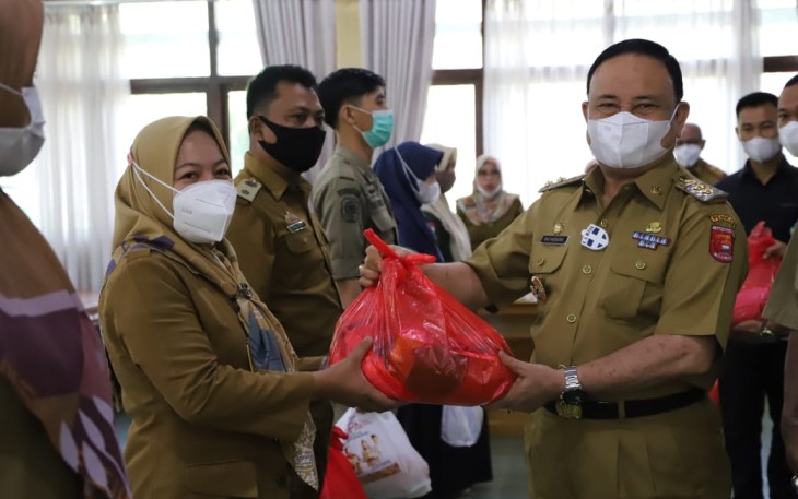 Wakil Bupati Lambar Salurkan Sembako kepada ASN dan THLS 