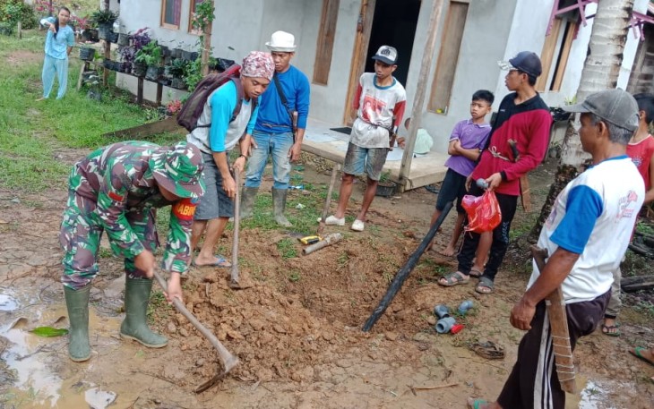 Babinsa 17/Silat Hulu Bersama Perangkat Desa Cegah Bencana Banjir, Bangun Saluran Drainase