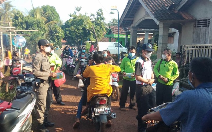 Pemdes Negeri Campang Jaya Bagikan Masker Kepada Warga