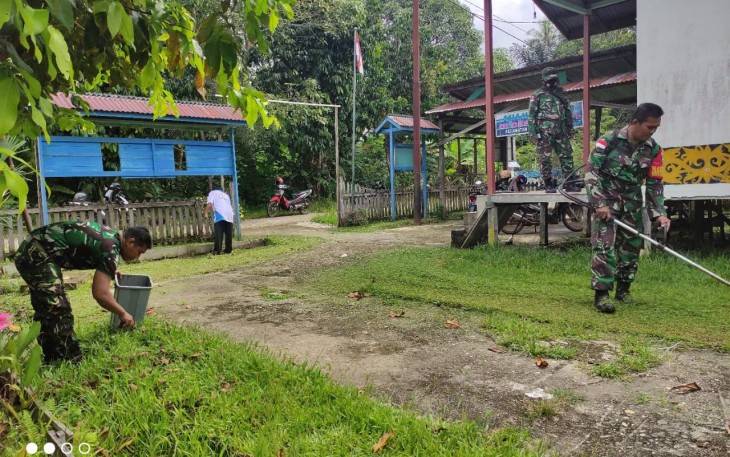 Babinsa Bersama Warga Melaksanakan Karya Bakti Di Desa Melapi
