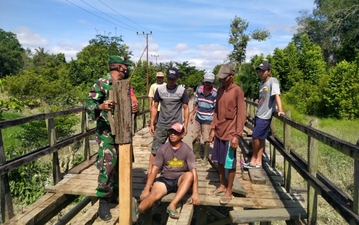 TNI Bersama Warga Perbaiki Jembatan Penghubung Desa Hurung Bunut 
