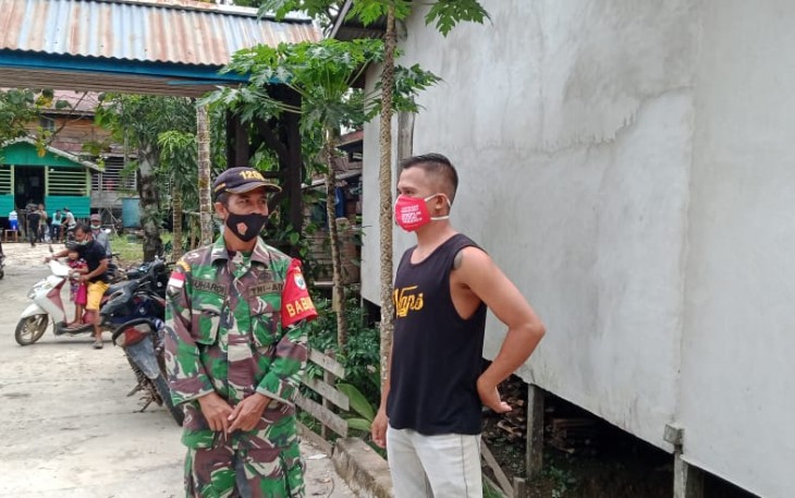 Babinsa Melaksanakan Komsos Ke Warga Desa Binaannya