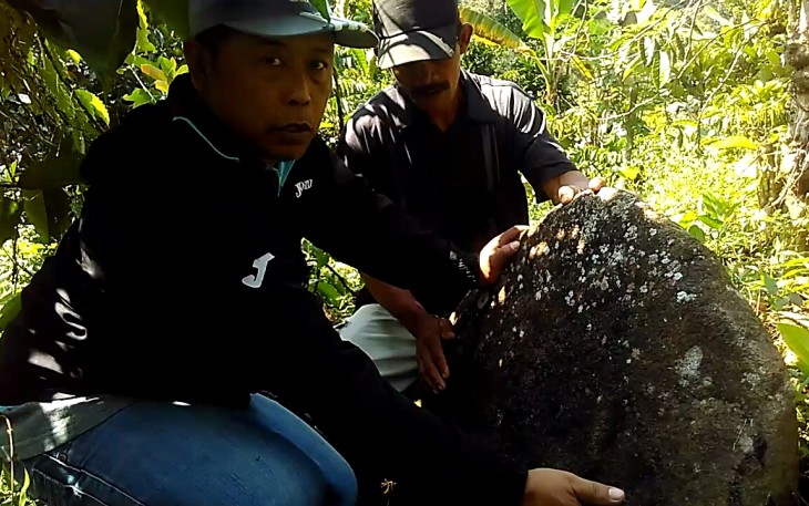 Cak Hari dan Kang Jari menemukan 8 batu umpak