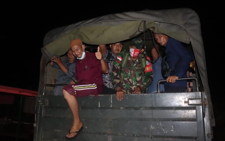 Berkat Bantuan Personil Kodim 1206/PSB, Penumpang Bis Yang Akan Pulang Akhirnya Bisa Melewati Jalan Yang Banjir