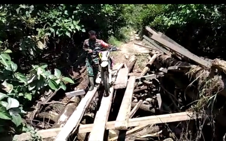 Perjuangan Dua Babinsa Kalis Menuju Desa Binaanya