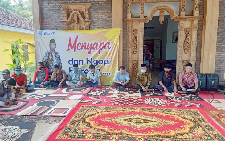 Anggota DPRD Jawa Timur dapil V (Jember-Lumajang) Karimullah Dahrujiadi Saat Dialog Dengan Nelayan  