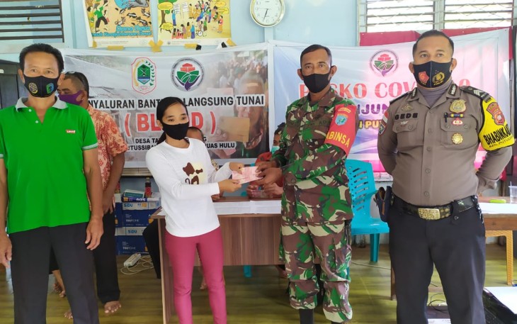 Babinsa Monitor Pembagian BLT-DD Agar Tetap Mematuhi Prokes 