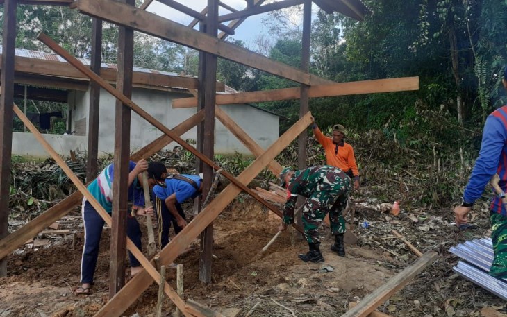 Mewujudkan Lingkungan Kondusif, Babinsa 1206-04/Badau Bantu Warga Bangun Pos Kamling 