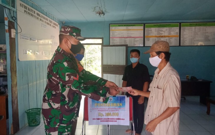 Babinsa Koramil 1016-05/Tumbang Jutuh Pastikan Penyaluran BLT-DD Berjalan Aman