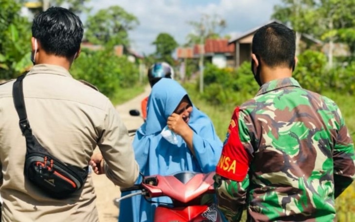Lindungi Warga Dari Penyebaran Covid-19 Babinsa Koramil 1206-06/Putussibau Utara Bagikan Masker