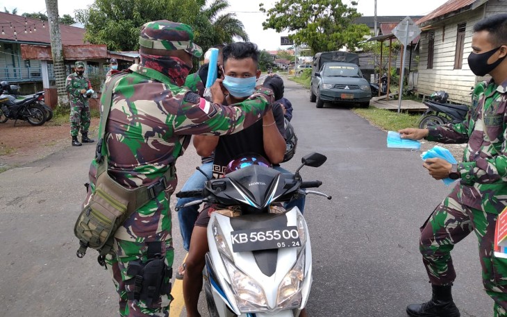 Peduli Kesehatan Koramil 1206-06 Membagikan Masker Gratis Kepada Masyarakat