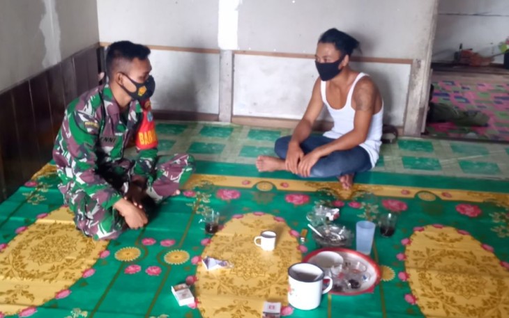 Rutin Lakukan Komsos, Babinsa Koramil 1206-01/Embaloh Hilir Jaga Situasi Kamtibmas Tetap Kondusif