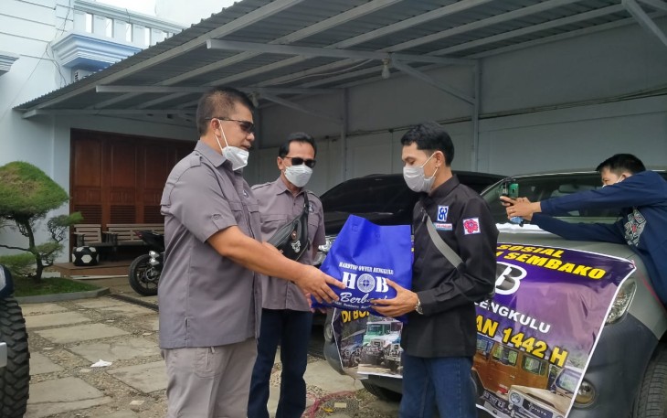 Komunitas Hardtop Bengkulu Berbagi Paket Sembako