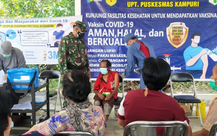 Babinsa Koramil 1016-03/Sepang Pastikan Proses Vaksinasi Masyarakat Aman dan Kondusif