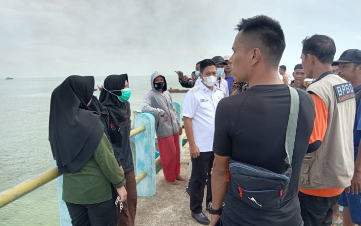 Speedboat BPBD Lingga Terbakar Wakil Bupati Lingga Bantu Evakuasi Korban