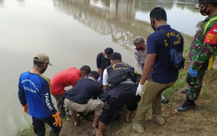 Petugas Gabungan Mengevakuasi Korban Tenggelam di Sungai Bengawan Solo Cepu