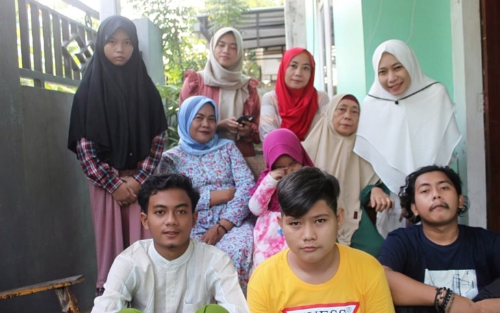 Keluarga besar Darusman yang foto bersama saat Idul Fitri 1442 H, walaupun ada yang tidak bisa mudik karena pandemi.