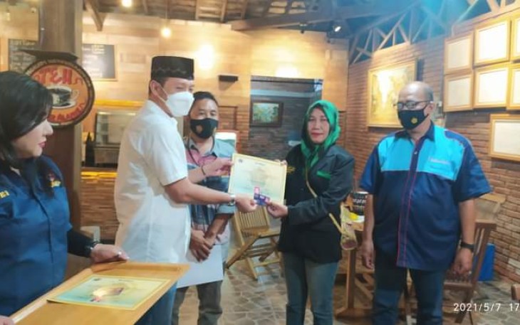 Sekjen PWI Jateng menyerahkan KTA PWI muda dan sertifikat orientasi kepada Pimred Suara Kartini dari Jepara