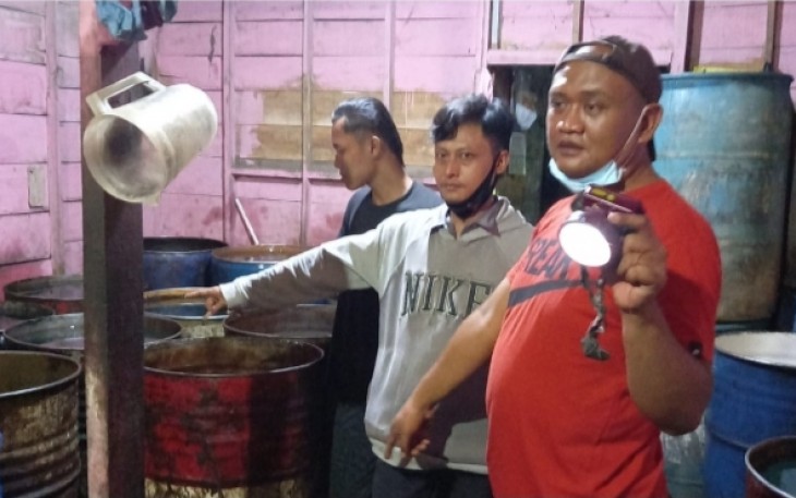 Anggota PKJ dan Reskrim Polres Kendal saat melakukan penggerbekan Solar Ilegal di Jl. Arteri Weleri Desa Pucuksari Sabtu 1/5/2021