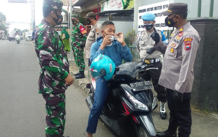 Anggota Koramil 15/Klepu beserta Anggota Polsek Bergas melaksanakan Oprasi yustisi,penegakan protokol kesehatan dan pembagian masker kepada sejumlah pengguna jalan yang melintas di depan Makoramil 15/Klepu.(03/05/2021)