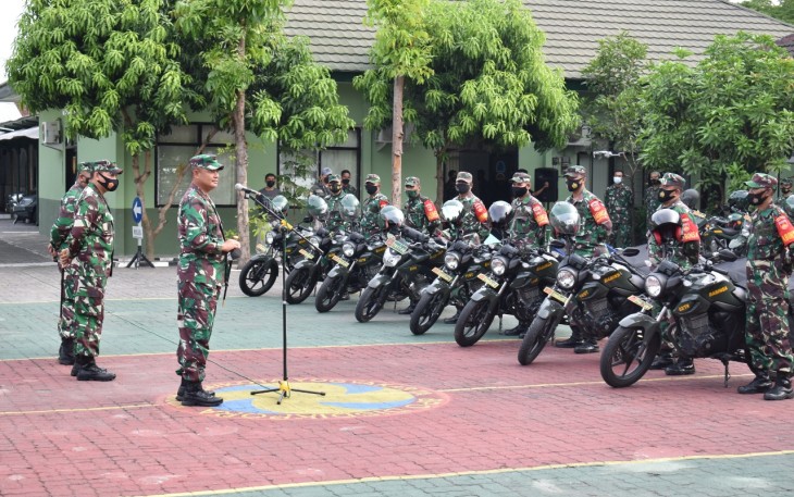 Komandan Korem 072/Pmk Brigjen TNI Ibnu Bintang Setiawan., S.I.P., M.M secara simbolis memberangkatkan para Babinsa Kodim 0734/Kota Yka untuk membagikan ta’jil Bulan Ramadhan 1442 H di wilayah Yogyakarta dengan Tema : *"Diponegoro berbagi Kami datang untuk Negeri"* Senin (3/5/2021). 