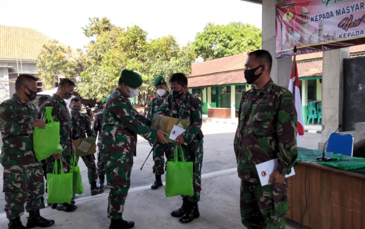 Komandan Kodim 0736 Batang Letkol Arh Yan Eka Putra memimpin langsung pemberian bingkisan dari Pangdam IV Diponegoro juga pemberian bingkisan dari Dandim Batang dan pemberian zakat fitrah, bertempat di Makodim Batang, Selasa (4/5/21).