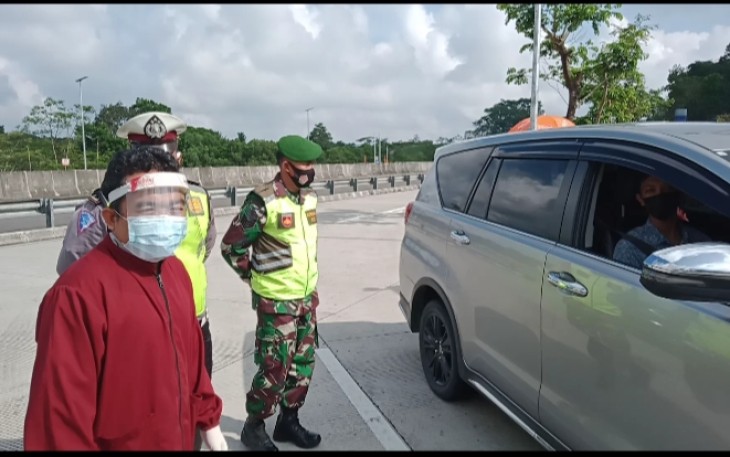 Anggota  Koramil 02 /Pabelan Kodim 0714/Slg Serma  Nasib Untung Handoko bersama anggota lantas polres ungaran, anggota satpol pp kabupaten semarang , dan tenaga medis kabupaten semarang, melaksanakan kegiatan pemantauan arus mudik lebaran di Reast area km 456 Pabelan guna menyikapi himbauan pemerintah untuk tidak mudik dan aturan PPKM  untuk meminimalisir penyebaran Covid-19, Selasa(04/05/2021).