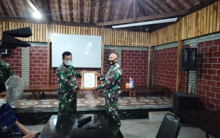 Komandan Kodim 0736/Batang Letkol Arh Yan Eka Putra melepas dengan resmi Kapten Inf Supirno yang telah memasuki masa persiapan pensiun (MPP) melalui acara yang digelar secara sederhana di Aula Rumah makan Tirto Mulyo Limpung Batang, pada Selasa ( 4/5/21 ) sore. 