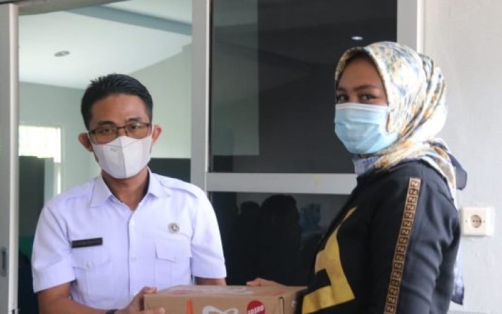 Perkuat Kebersamaan, Pejabat Kominfosan Berbagi Paket Minuman Untuk Seluruh Staf