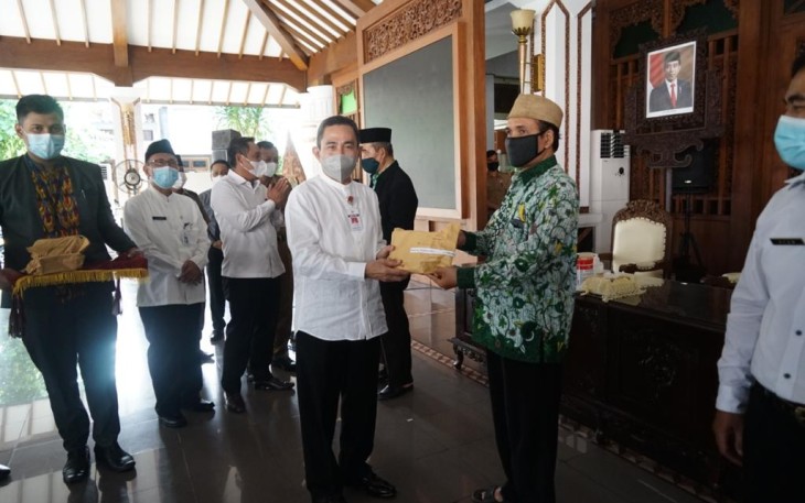 Penyerahn tali asih untuk tenaga pendidik keagamaan 
