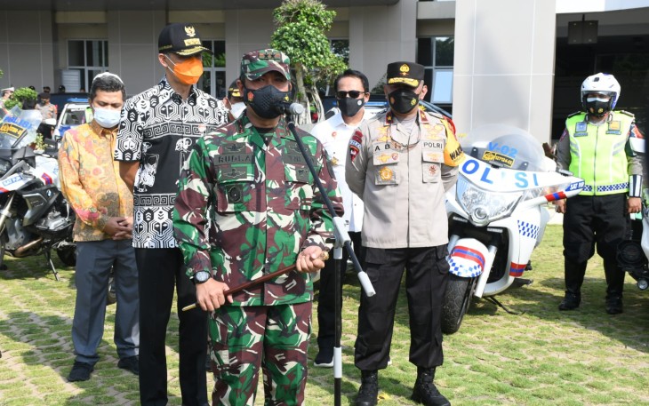 Pangdam IV/Diponegoro Mayjen TNI Rudianto  menghadiri apel gelar pasukan operasi ketupat candi 2021 di halaman Mapolda Jateng, Jl. Pahlawan  No.1 Semarang, Jawa Tengah, Rabu (5/5/2021).