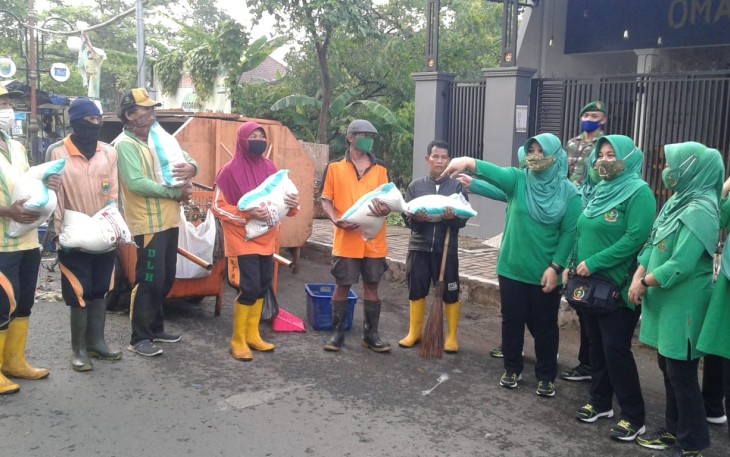 Persit Kartika Chandra Kirana (KCK) Cabang XXIV/ Kodim Batang menggelar kegiatan sosial membagikan ratusan paket sembako kepada warga masyarakat kurang mampu yang ada di Kelurahan Proyonanggan Selatan, Kauman dan Kelurahan Watesalit Kecamatan Batang, Kabupaten Batang, Rabu (5/5/21)