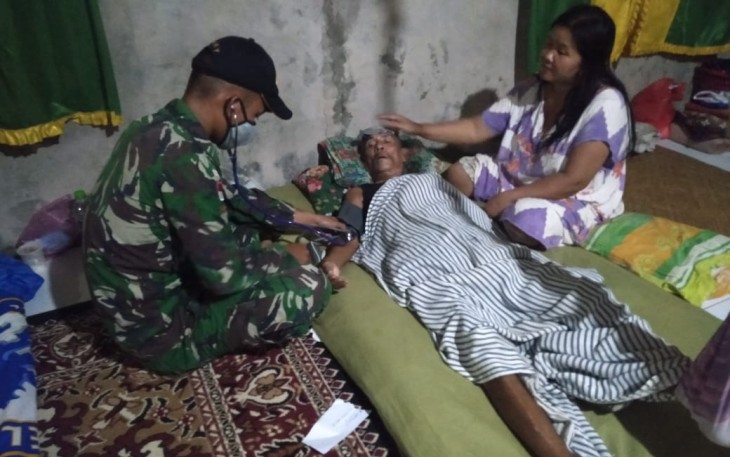 Satgas Pamtas Yonif 407/PK memberikan pelayanan kesehatan kepada warga Dusun Seriang Hilir, Desa Seriang, Kec. Badau, Kab. Kapuas Hulu, Kalimantan Barat, untuk membantu memeriksa kondisi kesehatan warga yang mengalami struk ringan. Rabu (05/04/2021).