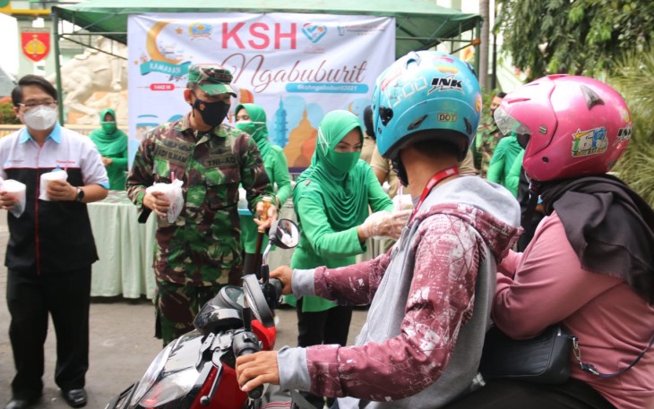 Kolaborasi berbagi takjil di bulan Ramadhan