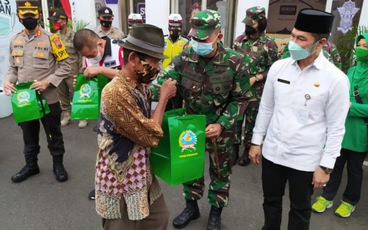 Danrem 073/Makutarama bersama Bupati Kudus bagikan takjil