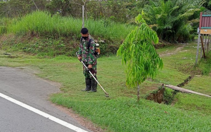 Anggota Pos Seriang melaksanakan karya bhakti bersama warga membersihkan lingkungan Balai Desa Seriang, Kec. Badau, Kab. Kapuas Hulu, Kalbar. Jum'at (07/05/2021).
